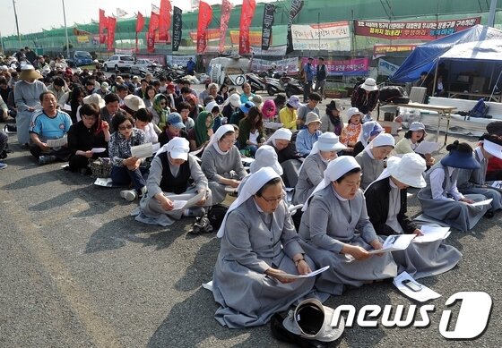 본문 이미지 - 현대차 비정규직 조합원들과 성직자들이 20일 오후 현대차 울산3공장 명촌주차장 철탑농성장에서 비정규직 문제 해결을 기원하는 미사를 올리고 있다. 2013.5.20/뉴스1 © News1   노화정 기자