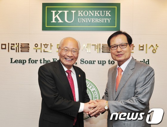 (서울=뉴스1) = 미국 워싱턴주 5선 상원의원 폴 신(한국명 신호범, 왼쪽) 박사가 20일 오후 서울 광진구 건국대학교를 방문, 송희영 건국대 총장과 교류협력 방안에 대해 논의하 …