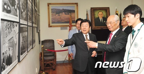 (서울=뉴스1) = 미국 워싱턴주 5선 상원의원 폴 신(한국명 신호범) 박사가 20일 오후 서울 광진구 건국대학교를 방문, 상허기념박물관을 둘러보고 있다. 미 워싱턴 주정부의 아세 …