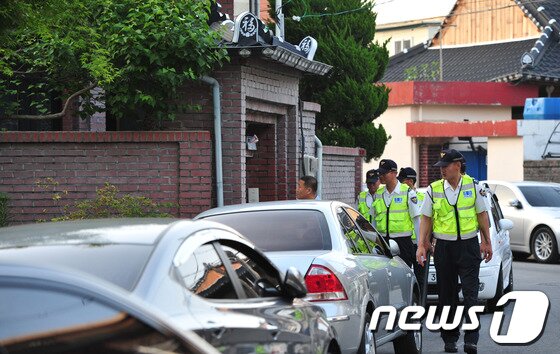 본문 이미지 - 20일 전북 남원지청에서 절도혐의로 조사를 받던 이 모씨(남,46)가 감시가 소홀한 틈을 타 수갑을 찬 채 도주한 가운데 경찰들이 시내 주택가를 수색하고 있다.2013.05.20/뉴스1 © News1   김대웅 기자