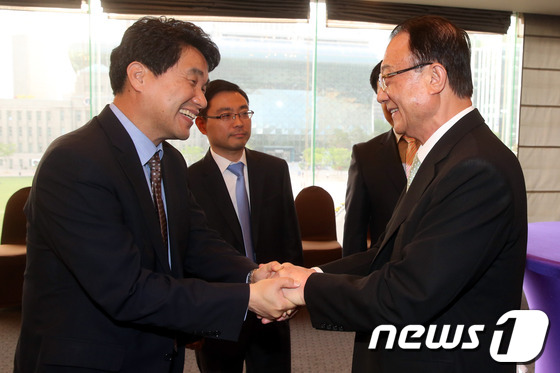 (서울=뉴스1) 이광호 기자 = 최시중 전 방통위원장(오른족)과 이주호 전 교육과학기술부장관이 20일 오후 서울 중구 소공로 플라자호텔에서 열린 '미래창조과학부 역대 장관,위원장 …