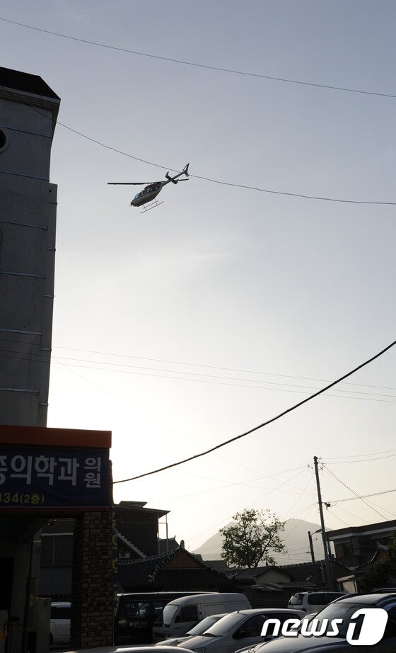 본문 이미지 - 20일 전북 남원지청에서 절도혐의로 조사를 받던 이씨(남,46)가 감시가 소홀한 틈을 타 수갑을 찬 채 도주한 가운데 경찰 헬기가 시내 중심을 수사하고 있다.2013.05.20/뉴스1 © News1 김대웅 기자