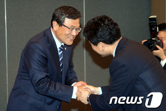 (서울=뉴스1) 이광호 기자 = 최문기 미래창조과학부장관(왼쪽)과 이주호 전 교육과학기술부장관이 20일 오후 서울 중구 소공로 플라자호텔에서 열린 '미래창조과학부 역대 장관,위원장 …