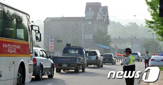 본문 이미지 - 20일 전북 남원시 전주지방검찰청남원지청에서 절도범이 감시가 소흘한 틈을타 도주한 사건이 발생한 가운데 전주 초입 부분인 임실 역전 지구대 경찰관들이 검문을 실시하고 있다.2013.05.20/뉴스1 © News1 김대웅 기자