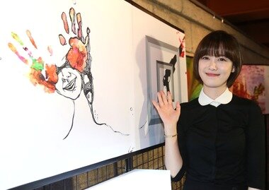 본문 이미지 - 배우 구혜선이 20일 오후 서울 청계천 광교갤러리에서 열린 초대형 예술 프로젝트 '레드불 콜렉티브아트' 전시회를 찾아 자신의 작품 앞에서 포즈를 취하고 있다. 2013.5.20 머니투데이/뉴스1 © News1   