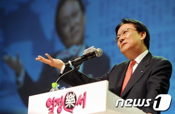 본문 이미지 - 박근희 삼성생명 부회장이 20일 오후 서울 서대문구 연세대학교에서 열린 열정락서 시즌 4에서 `삼성의 오늘과 미래, 그리고 신경영`이란 주제로 강연을 하고 있다. 2013.5.20/뉴스1 © News1   손형주 기자