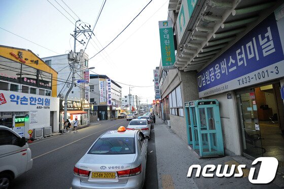 본문 이미지 - 20일 전북 남원지청에서 절도협으로 조사를 받던 이씨(남,46)가 감시가 소흘한 틈을타 수갑을 찬 채 도주한 가운데 남원시외버스터미널 앞 도로가 검문하는 경찰관들이 보이지 않은 채 텅 비어 있다.2013.05.20/뉴스 © News1 김대웅 기자