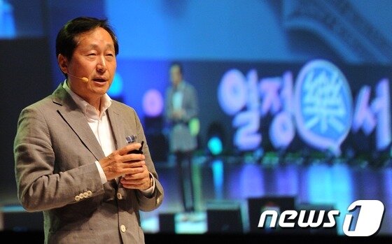 본문 이미지 - 이명우 한양대 교수가 20일 오후 서울 서대문구 연세대학교에서 열린 열정락서 시즌 4에서 ‘삼성 경영학 101’에 대해 강연을 하고 있다. 2013.5.20/뉴스1 © News1   손형주 기자
