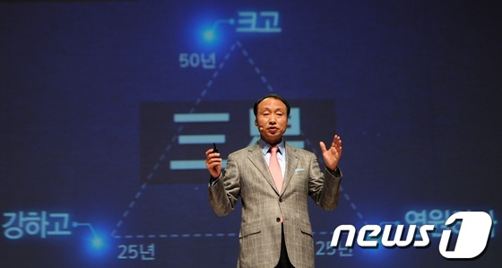 (서울=뉴스1) 손형주 기자 = 신태균 삼성인력개발원 부원장이 20일 오후 서울 서대문구 연세대학교에서 열린 열정락서 시즌 4에서 '삼성의 신경영'이란 주제로 강연하고 있다. 20 …