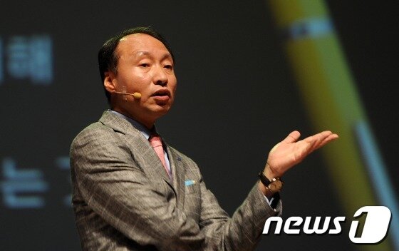 본문 이미지 - 신태균 삼성인력개발원 부원장이 20일 오후 서울 서대문구 연세대학교에서 열린 열정락서 시즌 4에서 '삼성의 신경영'이란 주제로 강연하고 있다. 2013.5.20/뉴스1 © News1   손형주 기자