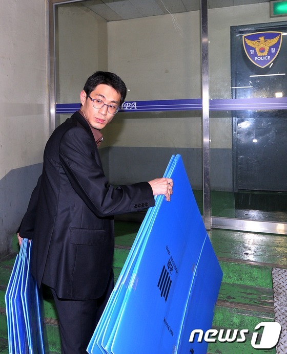 (서울=뉴스1) 손형주 기자 = 국가정보원 대선 개입 의혹을 수사 중인 검찰이 21일 밤 종로구 내자동 서울지방경찰청 사이버범죄수사대 압수수색 중 압수품 이송을 위해 박스를 이동시 …