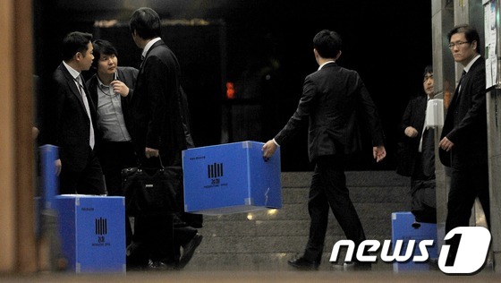 (서울=뉴스1) 손형주 기자 = 국가정보원 대선 개입 의혹을 수사 중인 검찰이 21일 새벽 종로구 내자동 서울지방경찰청 사이버범죄수사대 압수수색을 마치고 압수품을 이동 시키고 있다 …