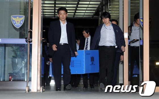 (서울=뉴스1) 손형주 기자 = 국가정보원 대선 개입 의혹을 수사 중인 검찰이 21일 새벽 종로구 내자동 서울지방경찰청 사이버범죄수사대 압수수색을 마치고 압수품을 이동 시키고 있다 …