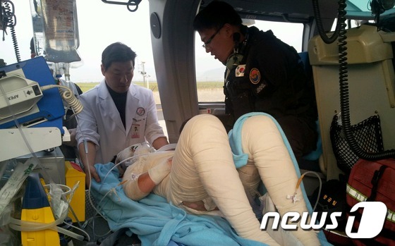 (서울=뉴스1) 손형주 기자 = 20일 오후 전남 순천시 연향동 D 아파트에서 발생한 화재로 인해 3도 화상을 입은 응급환자를 소방방재청 중앙119구조단 EMS헬기가 의료진과 함께 …