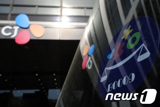 본문 이미지 - 21일 서울 중구 남대문로 CJ그룹 본사 압수수색에 나선 검찰 차량에 CJ로고가 비치고 있다. 2013.5.21/뉴스1 © News1 한재호 기자