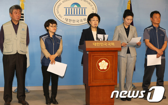 (서울=뉴스1) 송원영 기자 = 국회 환경노동위원회 한명숙 민주당 의원이 21일 오전 서울 여의도 국회 정론관에서 '공무원의 노동조합 설립 및 운영 등에 관한 법률 일부 개정 법률 …