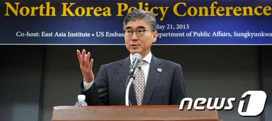 (서울=뉴스1) 박정호 기자 = 성김 주한 미국대사가 21일 오전 서울 종로 성균관대학교 600주년기념관에서 열린 북한정책 컨퍼런스에서 환영사를 하고 있다. 동아시아연구원과 주한미 …