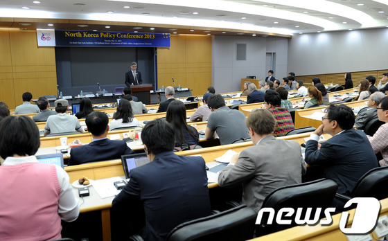 (서울=뉴스1) 박정호 기자 = 성김 주한 미국대사가 21일 오전 서울 종로 성균관대학교 600주년기념관에서 열린 북한정책 컨퍼런스에서 환영사를 하고 있다. 동아시아연구원과 주한미 …