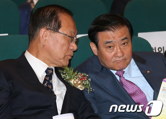 (서울=뉴스1) 송원영 기자 = 강창희 국회의장과 황우여 새누리당 대표가 21일 오전 서울 여의도 국회 도서관 대강당에서 열린 '2013 세계부부의날 국회기념식'에서 대화하고 있다 …