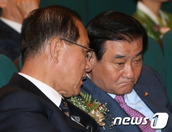(서울=뉴스1) 송원영 기자 = 강창희 국회의장과 황우여 새누리당 대표가 21일 오전 서울 여의도 국회 도서관 대강당에서 열린 '2013 세계부부의날 국회기념식'에서 대화하고 있다 …