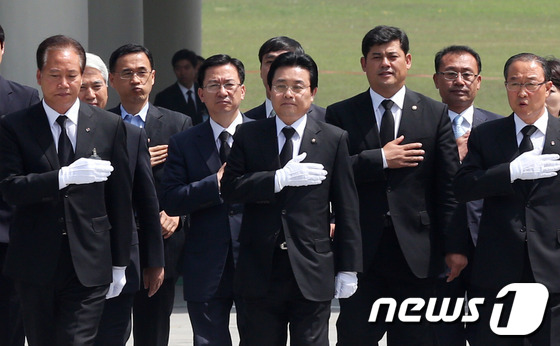 (서울=뉴스1) 허경 기자 = 민주당 전병헌 원내대표를 비롯한 원내대표단이 21일 오전 서울 동작동 국립현충원을 찾아 참배하고 있다. 2013.5.21/뉴스1
