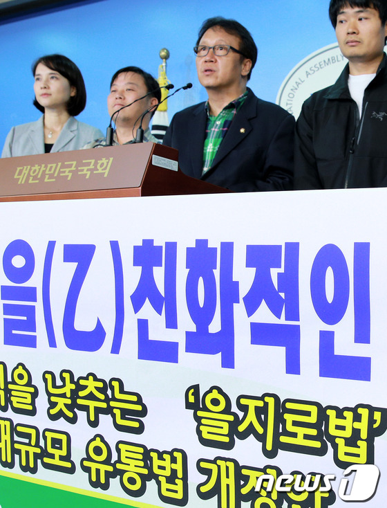 (서울=뉴스1) 오대일 기자 = 민주당 민병두 의원과 경제민주화추진위가 21일 서울 여의도 국회 정론관에서 갑(甲) 친화적인 법 체계를 을(乙) 친화적인 법 체계로 바꾸는 하도급법 …