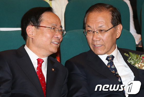 (서울=뉴스1) 송원영 기자 = 새누리당 황우여 대표와 이주영 의원이 21일 오전 서울 여의도 국회 도서관 대강당에서 열린 '2013 세계부부의날 국회기념식'에서 대화하고 있다. …