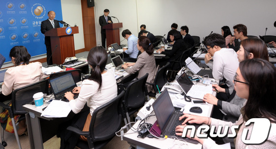 (서울=뉴스1) 안은나 기자 = 이해선 중소서민금융정책관이 21일 오후 서울 중구 금융위원회 기자실에서 IMF 외환위기 당시 연대보증 채무자 지원 방안에 대해 발표하고 있다. 금융 …
