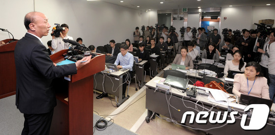 (서울=뉴스1) 안은나 기자 = 이해선 중소서민금융정책관이 21일 오후 서울 중구 금융위원회 기자실에서 IMF 외환위기 당시 연대보증 채무자 지원 방안에 대해 발표하고 있다. 금융 …