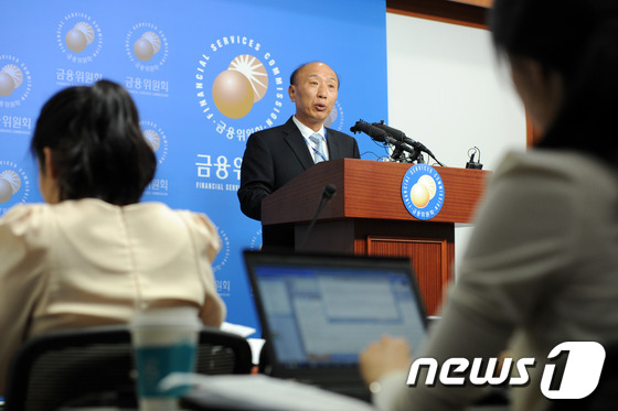 (서울=뉴스1) 안은나 기자 = 이해선 중소서민금융정책관이 21일 오후 서울 중구 금융위원회 기자실에서 IMF 외환위기 당시 연대보증 채무자 지원 방안에 대해 발표하고 있다. 금융 …