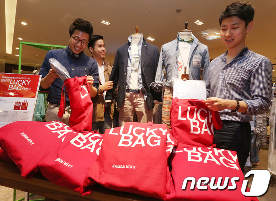 현대백화점이 남성관 리뉴얼 오픈기념으로 21일 오전 서울 삼성동 무역센터점에서 30여 개 남성 전 브랜드가 참여하는 '럭키백 이벤트'를 진행했다. 럭키백은 브랜드별 신상품으로 구성 …