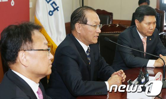 (서울=뉴스1) 송원영 기자 = 황우여 새누리당 대표가 21일 오후 서울 여의도 새누리당사에서 열린 임명장 수여식에서 모두 발언을 하고 있다. 이날 황 대표는 홍문종 사무총장, 김 …