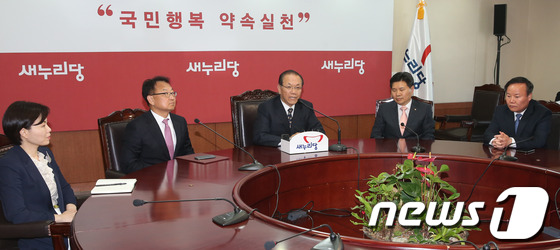 (서울=뉴스1) 송원영 기자 = 황우여 새누리당 대표가 21일 오후 서울 여의도 새누리당사에서 열린 임명장 수여식에서 모두 발언을 하고 있다. 이날 황 대표는 홍문종 사무총장, 김 …