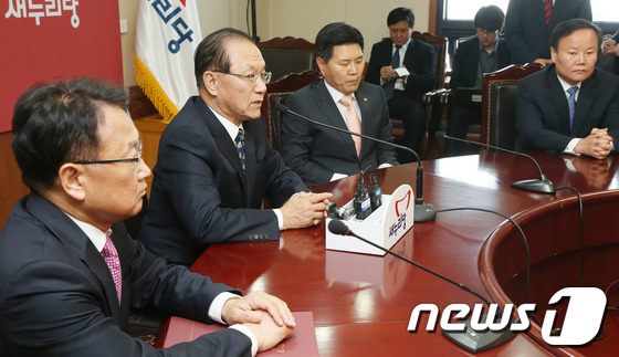 (서울=뉴스1) 송원영 기자 = 황우여 새누리당 대표가 21일 오후 서울 여의도 새누리당사에서 열린 임명장 수여식에서 모두 발언을 하고 있다. 이날 황 대표는 홍문종 사무총장, 김 …