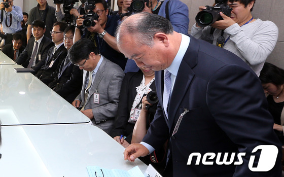 (서울=뉴스1) 허경 기자 = 21일 오후 서울 여의도 국회 의원회관에서 민주당 '을(乙) 지키기 경제민주화위원회'의 중재로 열린 남양유업과 대리점협의회 제1회 단체교섭에서 김웅 …