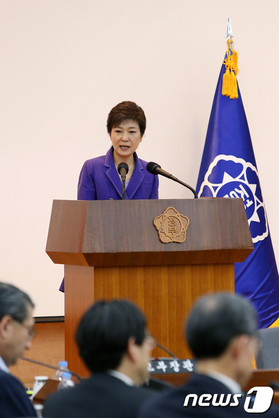 (서울=뉴스1) 박철중 기자 = 박근혜 대통령이 21일 오후 서울시 도렴동 국제회의실에서 열린 국정운영방향 재외공관장 간담회에 참석해 인사말을 하고 있다. (청와대 제공) 2013 …