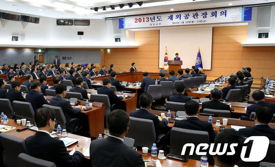 (서울=뉴스1) 박철중 기자 = 박근혜 대통령이 21일 오후 서울시 도렴동 국제회의실에서 열린 국정운영방향 재외공관장 간담회에 참석해 인사말을 하고 있다. (청와대 제공) 2013 …