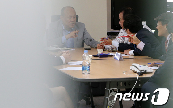 (서울=뉴스1) 오대일 기자 = 개성공단이 49일째 차단되면서 입주기업들의 고통이 가중되고 있는 가운데 21일 오후 서울 여의도 중소기업중앙회 내 개성공단 정상화 촉구 비상대책위원 …