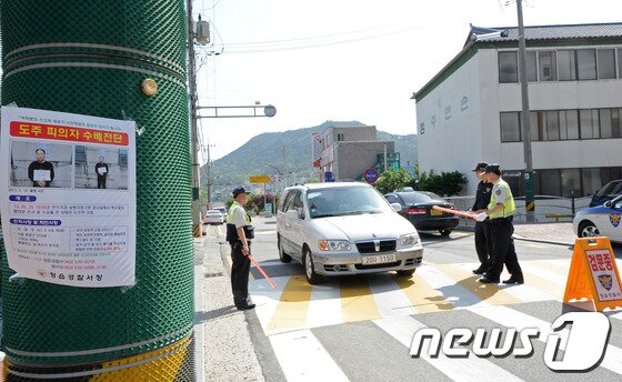 본문 이미지 - 전주지검 남원지청 302호 검사실에서 특수절도혐의로 조사 중 수갑을 찬 상태로 도주한 이대우(46)가 이틀째 행적이 묘연한 가운데 21일 이씨가 도주한 곳으로 알려진 전북 정읍시 상동 도로에서 경찰들이 검문검색을 하며 전단지를 나누어 주고 있다.2013.05.21/뉴스1 © News1 김대웅 기자