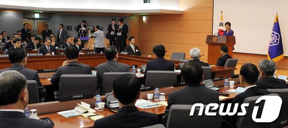 본문 이미지 - 박근혜 대통령이 21일 오후 정부서울청사에서 열린 국정운영방향 공유를 위한 재외공관장과의 간담회에 참석해 인사말을 하고 있다. (문화체육관광부 제공) 2013.5.21/뉴스1 © News1 이광호 기자