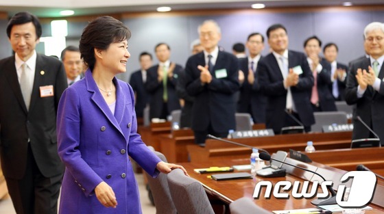 (서울=뉴스1) 이광호 기자 = 박근혜 대통령이 21일 오후 정부서울청사에서 열린 국정운영방향 공유를 위한 재외공관장과의 간담회에 참석하고 있다. (문화체육관광부 제공) 2013. …