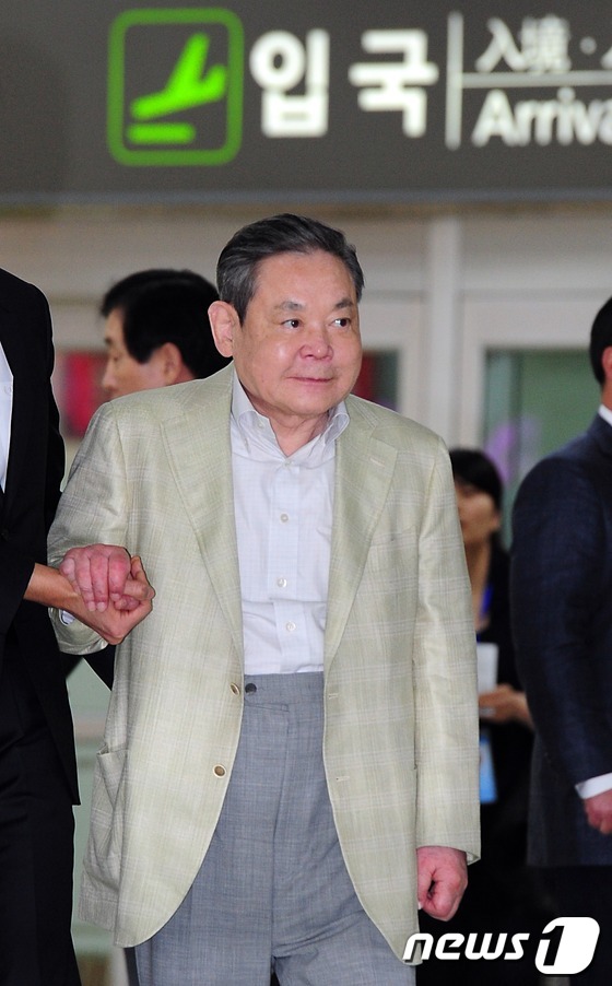 (서울=뉴스1) 한재호 기자 = 이건희 삼성전자 회장이 21일 오후 김포국제공항 입국장을 통해 귀국하고 있다. 이 회장은 지난 4일 미국으로 출국해 박근혜 대통령의 경제사절단 일정 …