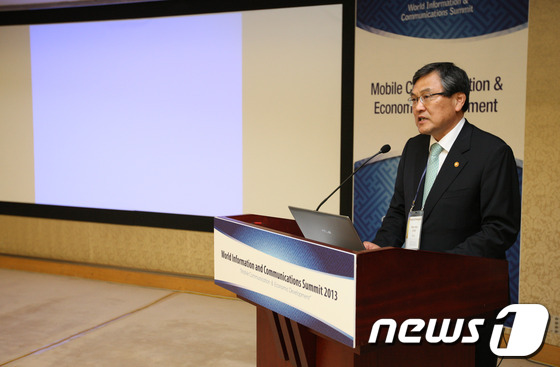 (서울=뉴스1) 김보영  = 최문기 미래창조과학부 장관이 21일 오후 서울 강남구 삼성동 코엑스 아셈홀에서 '정보통신방송 장관포럼'에 참석해 인사말을 하고 있다. (미래창조과학부 …