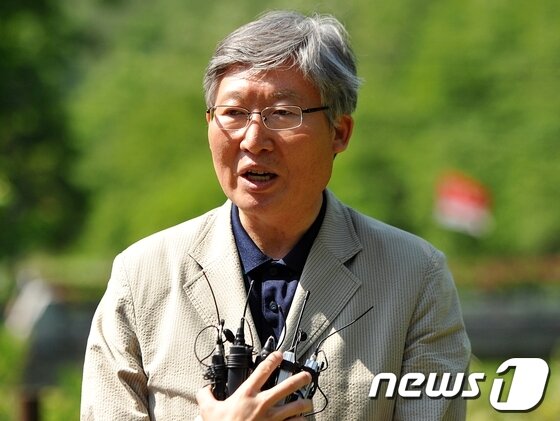 본문 이미지 - 주민들의 시위로 문화재위원들에 대한 암각화 현장 설명회가 무산된 후 박영대 문화재청 차장이 기자들과 인터뷰를 하고 있다.© News1 노화정 기자 