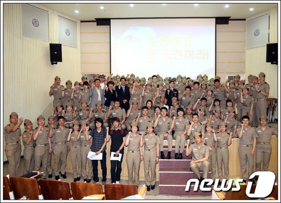 본문 이미지 - 고유미 경정이 21일 한국해양대의 ‘여성 리더 특강’을 마치고 학생들과 기념촬영하고 있다.(한국해양대 제공) © News1 
