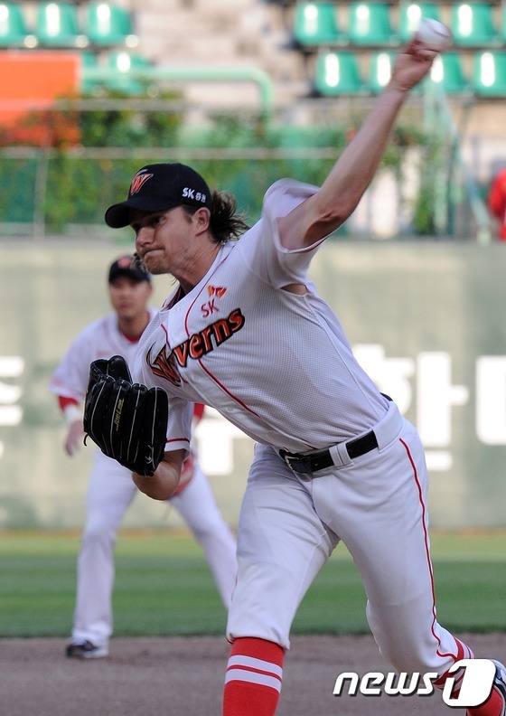 (인천=뉴스1) 이동원 기자 = 21일 오후 인천 문학구장에서 열린 ‘2013 한국야쿠르트 세븐프로야구’ SK와이번스와 NC다이노스의 경기에서 SK 선발 세든이 역투하고 있다.20 …