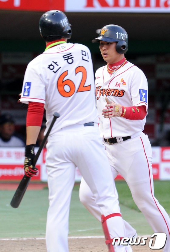 (인천=뉴스1) 이동원 기자 = 21일 오후 인천 문학구장에서 열린 ‘2013 한국야쿠르트 세븐프로야구’ SK와이번스와 NC다이노스의 경기에서 SK 1회말 1사 1,3루 상황 한동 …