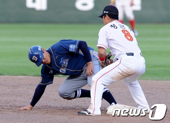 (인천=뉴스1) 이동원 기자 = 21일 오후 인천 문학구장에서 열린 ‘2013 한국야쿠르트 세븐프로야구’ SK와이번스와 NC다이노스의 경기에서 NC 2회초 2사 2루상황 지석훈타석 …