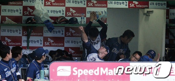 (인천=뉴스1) 이동원 기자 = 21일 오후 인천 문학구장에서 열린 ‘2013 한국야쿠르트 세븐프로야구’ SK와이번스와 NC다이노스의 경기에서 SK 3회말 2사 상황 김상현의 파울 …