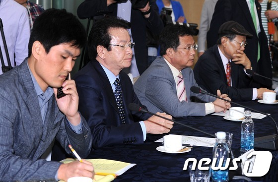 (서울=뉴스1) 박철중 기자 = 21일 오전 서울시청에서 열린 개성공단 입주기업 피해대책 간담회에서 참석한 개성공단 기업인들이 간담회를 기다리고 있다. 2013.5.21/뉴스1